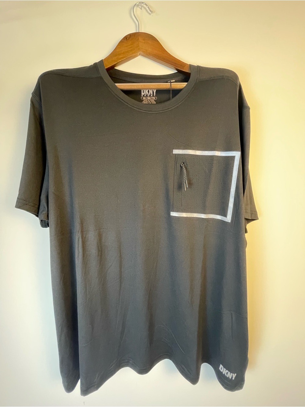 DKNY Men's Black Crewneck luxuryTee with Contrasting Pocket Trim 2XL